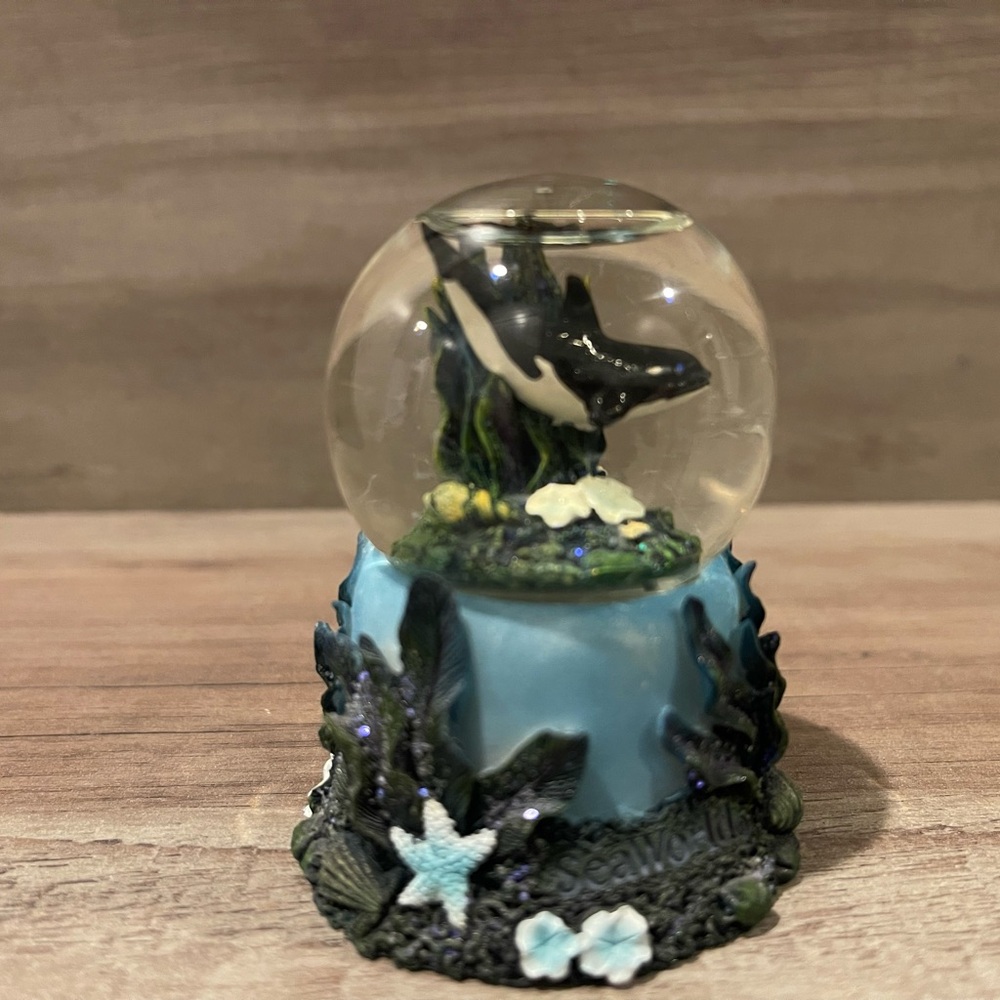 3” Mini Sea World Snow Globe Shamu Orca Collectible